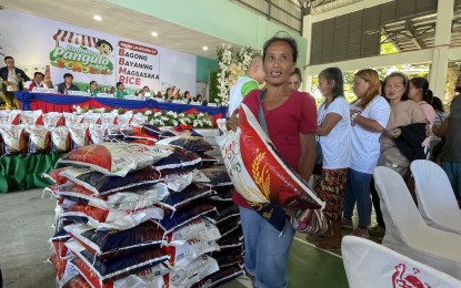 <p><strong>KEY FACTOR</strong>. Residents buy cheaper rice for PHP29 per kilo at the National Irrigation Authority in San Nicolas, Ilocos Norte on Sept. 13, 2024, part of the nationwide pilot program to sell quality and affordable rice initially to the vulnerable sector. In September, the Philippine Statistics Authority recorded 0.6 inflation rate in the Ilocos Region, slower than the previous month’s 1.8 percent mainly due to adequate food supply and rice importation.<em> (PNA file photo by Leilanie Adriano)</em></p>