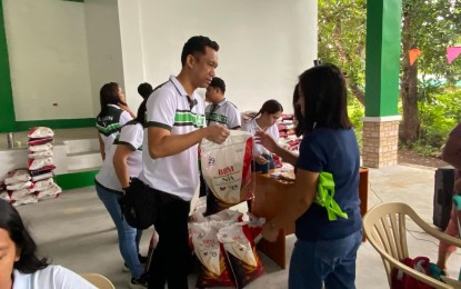 <p><strong>AFFORDABLE RICE</strong>. A resident of Ligao City, Albay province buys Bagong Bayaning Magsasaka (BBM) Rice for only PHP29 per kilogram from National Irrigation Administration (NIA)-Albay acting manager, engineer Mark Cloyd So (left) on Friday (Sept. 13, 2024). The selling of cheap rice was part of the “Handog ng Pangulo Serbisyong Sapat para sa Lahat” activities to celebrate President Ferdinand R. Marcos Jr.'s 67th birthday<em>. (PNA photo by Connie Calipay)</em></p>