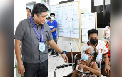 <p><strong>HEALTHCARE.</strong> Pangasinan Governor Ramon Guico III (left) interacts with an elderly patient at Urdaneta City District Hospital during the turnover of new equipment on Sept. 10, 2024. Guico aims for full utilization of PhilHealth’s Konsulta package in the province, focusing on preventive care.<em> (Photo courtesy of Pangasinan provincial government)</em></p>