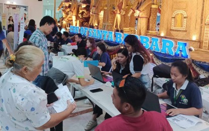 <p><strong>FINANCIAL ASSISTANCE.</strong> Iloilo farmers are among the recipients of financial assistance during the "Handog ng Pangulo" (Gift from the President) program at the provincial capitol on Friday (Sept. 13, 2024). The Ilonggos also rendered a birthday song for President Ferdinand R. Marcos Jr. <em>(PNA photo by PGLena)</em></p>