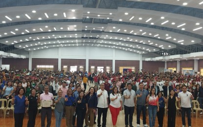 <p><strong>ASSISTANCE DISTRIBUTION.</strong> Pangasinan government officials and national agency representatives, along with beneficiaries of the “Handog ng Pangulo: Serbisyong Tapat Para sa Lahat,” pose for a photo at the Provincial Training and Development Center in Lingayen, Pangasinan on Friday (Sept. 13, 2024). Around 1,500 farmers and fisherfolk received various farm inputs and machinery from the national government.<em> (PNA photo by Hilda Austria)</em></p>