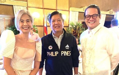 <p>(From left) Manila Mayor Honey Lacuna, President Ferdinand R. Marcos Jr. and Vice Mayor Yul Servo <em>(Photo courtesy of Manila City Hall Reporters Association)</em></p>