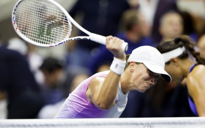 <p><strong>RETREATED.</strong> In this UPI photo, Iga Swiatek of Poland smashes her racket into the net during a changeover in the second set of the women's singles quarterfinals match against Jessica Pegula of the United States at the U.S. Open at Arthur Ashe Stadium inside the USTA Billie Jean King National Tennis Center in New York on Sept. 4, 2024. Swiatek pulled out of the Korea Open due to fatigue. <em>(Yonhap)</em></p>