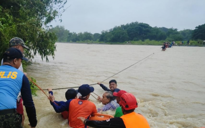 <p><strong>BAD WEATHER.</strong> Philippine Coast Guard and Provincial Disaster Risk Reduction and Management Office personnel evacuate residents in Rizal, Occidental Mindoro on Sept. 14, 2024. The NDRRMC on Monday (Sept. 16) said the effects of tropical cyclones Ferdie and Gener and the enhanced southwest monsoon has so far claimed six lives and injured 11 persons.<em> (Photo courtesy of Coast Guard District Southern Tagalog)</em></p>