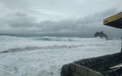 <p><strong>STORMY WEATHER.</strong> Huge waves batter Apo Island in Dauin, Negros Oriental on Saturday (Sept. 14, 2024), prompting the Philippine Coast Guard to suspend sea travel. A body was found adrift off Apo Island's waters, believed to be the one carried by strong currents due to flooding in Bayawan City, Negros Oriental on Friday (Sept. 13, 2024). <em>(PNA photo courtesy of Ronald Alaton)</em></p>