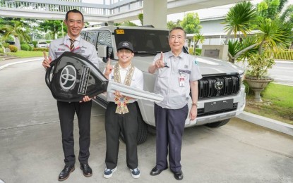 <p><strong>NEW CAR</strong>. Toyota Motor Philippines president Masando Hashimoto (left) and vice chair David Go hand the symbolic key of a 2025 Land Cruiser Prado to double Paris Olympics gold medalist Carlos Yulo at TMP's manufacturing plant in the City of Santa Rosa, Laguna on Monday (Sept. 16, 2024). The luxury sports utility vehicle is just one of many incentives Yulo has received for his historic feat. <em>(Courtesy of TMP)</em></p>