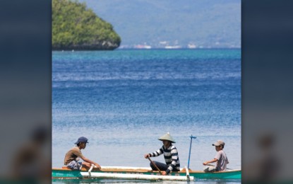 <p><strong>THREATENED</strong>. Fishers of Panaon Island in Southern Leyte in this undated photo. Illegal fishing remains a top concern among locals in the island, one of the sites proposed for inclusion in the Expanded National Integrated Protected Areas System Act. <em>(Photo courtesy of Oceana Philippines) </em></p>