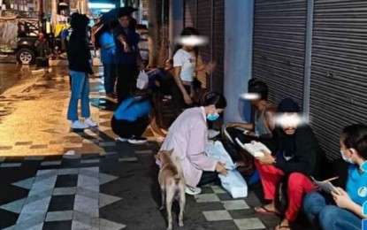 <p><strong>MIDNIGHT SURVEY</strong>. Enumerators of the Philippine Statistics Authority-Negros Occidental survey the homeless staying on a sidewalk in Bacolod City on Sept. 12. 2024. The 2024 Census of Population-Community-Based Monitoring System covers all households, housing units, institutional living quarters, temporary shelters, and the homeless. (<em>Photo courtesy of PSA-Negros Occidental)</em></p>