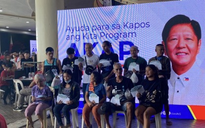 <p><strong>GOV'T AID</strong>. Beneficiaries from Albay receive financial assistance from the Department of Social Welfare and Development (DSWD) under the Ayuda para mga Kapos ang Kita Program (AKAP) at the Embarcadero de Legazpi in Legazpi City, Albay on Friday (Sept. 13, 2024). The initiative was part of the “Handog ng Pangulo Serbisyong Sapat para sa Lahat” birthday celebration of President Ferdinand R. Marcos Jr<em>. (PNA photo by Connie Calipay)</em></p>