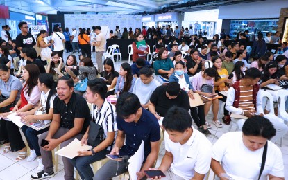 <p><strong>HIGHER EMPLOYMENT RATE</strong>. Dabawenyos gather at the NCCC Mall in Bajada, Davao City for the "Handog ng Pangulo: Serbisyo Sapat Para sa Lahat" job fair organized by the Department of Labor and Employment and the Puwersa ng Bayaning Atleta party-list on Sept. 12, 2024. The Philippine Statistics Authority reported on Tuesday (Oct. 8) that the country's employment rate rose to 96% in August this year.<em> (PNA photo by Robinson Niñal Jr.)</em></p>