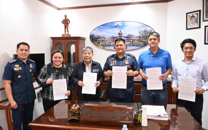 <p><strong>PARTNERS.</strong> Department of Justice-National Prosecution Service Region 3 prosecutor Jesus Simbulan and Police Regional Office-Central Luzon Director Brig. Gen. Jose Hidalgo Jr. (3rd and 4th from left) show copies of their signed memorandum of understanding at Camp Olivas, City of San Fernando, Pampanga on Monday (Sept. 16, 2024). The pact aims to bolster law enforcement operations and the administration of justice in Central Luzon.<em> (Photo courtesy of PRO-3)</em></p>