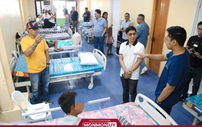 <p><strong>FIGHTING DENGUE</strong>. Calbayog City Mayor Raymund Uy checks the newly-opened hydration facility for dengue patients located at the Calbayog City Sports Center on Aug. 5, 2024. Cases of dengue fever have been rising in Eastern Visayas, with 11,624 persons infected and 23 deaths as of the first week of September, the Department of Health (DOH) reported on Tuesday (Sept. 17, 2024)<em>. (Photo courtesy of Calbayog City government) </em></p>