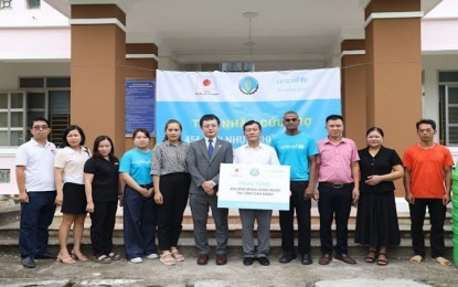 <p>UNICEF representatives hand over water tanks to impoverished communities in Cao Bang. <em>(VNA/VNS Photo)</em></p>