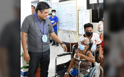 <p><strong>HEALTHCARE</strong>. Pangasinan Governor Ramon Guico III (left) interacts wtih an elderly patient at the Urdaneta City District Hospital on Sept. 10, 2024 during the turn-over of additional machines and equipment to the hospital. The Provincial Board approved on Monday (Sept. 16, 2024) an ordinance creating a program that incentivizes Pangasinenses who enroll in Philippine Health Insurance Corporation’s Konsultasyong Sulit at Tama outpatient program to ensure that they have access to proper health care. <em>(Photo courtesy of Province of Pangasinan)</em></p>