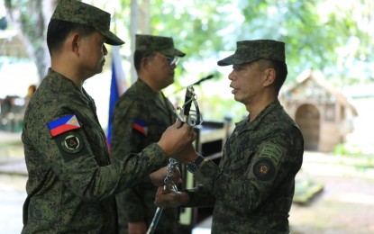 <p><strong>NEW 2ID CHIEF.</strong> Newly installed 2nd Infantry Division (2ID) Brig. Gen. Cerilo Balaoro (left) receives the 2ID saber from Army chief Lt. Gen. Roy Galido (right) during the change of command ceremony at Camp Capinpin, Tanay, Rizal on Tuesday (Sept. 17, 2024).⁩ Balaoro replaced Brig. Gen. Jose Augusto Villareal (center) who served as acting commander of the 2ID. <em>(Photo courtesy of the Philippine Army)</em></p>