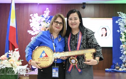 <p><strong>NEW CHIEF</strong>. Department of Labor and Employment (DOLE) -Bicol Assistant Regional Director Imelda Romanillos (left) hands over the symbolic key of responsibility to the new DOLE Bicol Regional Director Imelda Gatinao at the agency's regional office on Monday (Sept. 16, 2024). Gatinao hails from Lantawan, Basilan<em>. (Photo courtesy of DOLE-Bicol) </em></p>