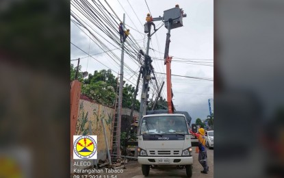 <p><strong>POWER INTERRUPTION</strong>. Linemen of Albay Electric Cooperative (Aleco) conduct pole relocation along Karangahan Blvd. in Tabaco City, Albay province on Tuesday (Sept. 17, 2024). A 12-hour brownout is to be expected in three districts of the province on Thursday and Friday<em>. (Photo courtesy of Aleco)</em></p>