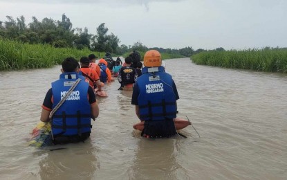 <p><strong>PREEMPTIVE EVACUATION.</strong> A disaster response team assists residents of a flooded area during a preemptive evacuation in Hinigaran, Negros Occidental, on Monday (Sept. 16, 2024). On Wednesday (Sept. 18), the Municipal Council passed a resolution declaring a state of calamity in the southern Negros town to be able to disburse its quick response fund. <em>(Photo courtesy of Bureau of Fire Protection-Hinigaran Fire Station)</em></p>