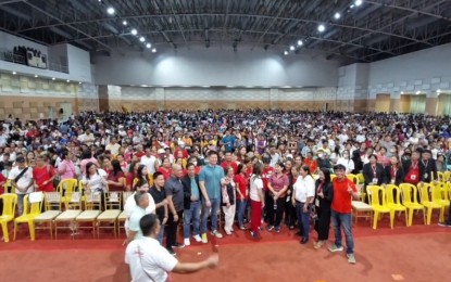 <p><strong>CASH AID</strong>. Government officials pose with the 5,000 residents of Dagupan City who are beneficiaries of the Assistance to Individuals in Crisis Situation (AICS) Program of the Department of Social Welfare and Development on Wednesday (Sept. 18, 2024). The beneficiaries each received PHP2,000 cash assistance. <em>(Screenshot from Mayor Belen Fernandez's live stream)</em></p>