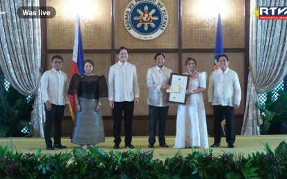 <p><strong>HIGHEST AWARD. </strong>President Ferdinand R. Marcos Jr. confers the Presidential Lingkod Bayan Award to Ann Rapunzel Ganzon (second from right) of the Provincial Social Welfare and Development Office (PSWDO) of Iloilo during the awarding rites for the Civil Service Commission 2024 Outstanding Government Workers at the ceremonial hall in Malacañang on Wednesday (Sept. 18, 2024). Ganzon has been championing the rights of persons with disabilities in Iloilo province. <em>(Screengrab from RTVM)</em></p>