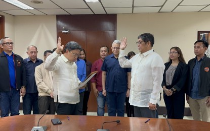 <p><strong>OATH-TAKING.</strong> Veteran broadcast journalist Fernando “Dindo Amparo” Sanga (right) takes oath as the new director general of the Presidential Broadcast Service - Bureau of Broadcast Services (PBS-BBS) on Wednesday (Sept. 18, 2024). Communications Secretary Cesar Chavez administered the oath of office to Sanga during the turnover of leadership with outgoing PBS-BBS chief Rizal Giovanni Aportadera. <em>(Photo courtesy of the Presidential News Desk)</em></p>