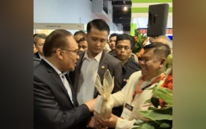 <p><strong>HALAL-FRIENDLY PH.</strong> Malaysian Prime Minister Anwar Ibrahim (left) visits the Philippine pavilion during the opening of the 2024 Malaysia International Halal Showcase (MIHAS) in Kuala Lumpur on Sept. 17, 2024. He was greeted by DTI Task Force Halal Industry Development Program Manager Aleem Siddiqui Guiapal, who is leading the Philippine delegation. <em>(Courtesy of DTI)</em></p>