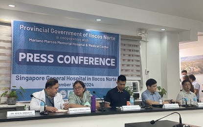 <p><strong>SURGICAL MISSION</strong>. Ilocos Norte Governor Matthew Joseph Manotoc (center) and doctors from the Mariano Marcos Memorial Hospital and Medical Center and the Singapore General Hospital during a briefing at the Batac-based medical facility on Thursday (Sept. 19, 2024). After the briefing, orthopedic surgeons from both hospitals started the three-day surgical mission on 18 patients needing hip and knee replacement and foot and ankle operations. <em>(PNA photo by Leilanie Adriano)</em></p>