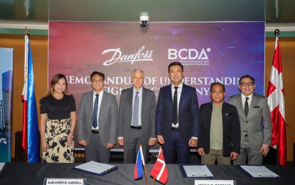 <p><strong>DECARBONIZATION</strong>. Danfoss Philippines Inc. general manager Allan Alfredo Almendrala and Bases Conversion and Development Authority president Joshua Bingcang (2nd and 4th from left) pose for posterity with other officials after signing a deal on a decarbonization program in Tarlac’s New Clark City at the BCDA headquarters in Taguig City on Sept. 16, 2024. Ambassador Franz-Michael Mellbin (3rd from left) of the Royal Danish Embassy in Manila, Danfoss Philippines head of administration and finance Grace Sharlyne Ramos, BCDA Conversion and Development Group officer-in-charge Richard Brian Cepe, and BCDA vice president for investment promotions and marketing Erwin Kenneth Peralta witnessed the signing. <em>(Photo courtesy of BCDA)</em></p>