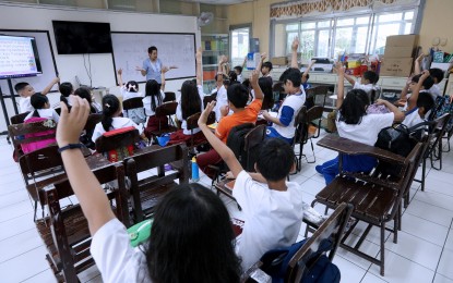 <p><strong>LEARNING TOOLS.</strong> Learners participate in discussions during the Araling Panlipunan class of teacher Cristina Ambrocio at the Aurora A. Quezon Elementary School in Manila on Sept. 19, 2024. The Department of Education (DepEd) on Monday (Sept. 23, 2024) assured the faster procurement of learning tools and other services for the fiscal year 2025. <em>(PNA photo by Yancy Lim)</em></p>