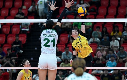 <p><strong>POINT.</strong> University of Santo Tomas’ Jonna Chris Perdido (No. 13) scores against College of Saint Benilde's Zamantha Nolasco during the V-League Women's Collegiate Challenge at PhilSports Arena in Pasig City on Sunday (Sept. 22, 2024). UST won, 25-23, 25-15, 25-20, to advance to the finals against Far Eastern University. <em>(Photo courtesy of PVL)</em></p>