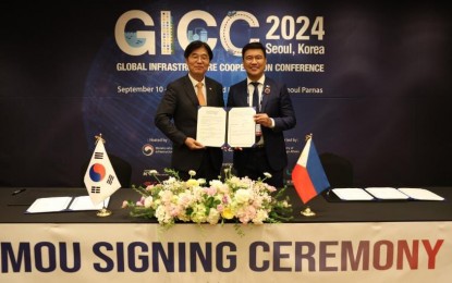 <p><span data-preserver-spaces="true"><strong>MOU SIGNING</strong>. National Agency for Administrative City Construction Administrator Dr. Hyeong Ryeol Kim (left) and Bases Conversion and Development Authority President and Chief Executive Officer Engr. Joshua M. Bingcang signed a memorandum of understanding for knowledge sharing and investment opportunities for both of their developments. </span><em>(BCDA photo)</em></p>
<p> </p>