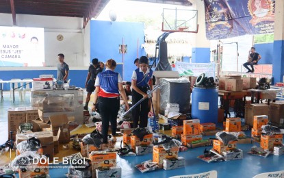 <p><strong>STARTER KITS.</strong> Department of Labor and Employment (DOLE) personnel arrange the starter kits to be distributed to 44 members of indigenous peoples groups and marginalized, vulnerable workers on Monday (Sept. 23, 2024). A total of PHP773,000 worth of assistance were given to the beneficiaries. <em>(Photo courtesy of DOLE-Bicol) </em></p>