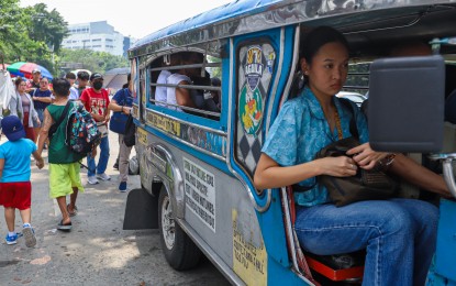 <p><strong>ROUTINE COMMUTE.</strong> Passengers line up to board a traditional jeepney along Elliptical Road in Quezon City on Monday (Sept. 23, 2024). The Land Transportation Franchising and Regulatory Board on Wednesday (Sept. 25) said the two-day transport strike staged by Piston and Manibela failed, with no significant disruption to vehicular traffic observed. <em>(PNA photo by Robert Oswald P. Alfiler)</em></p>