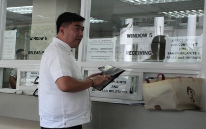 <p><strong>DISBARMENT COMPLAINT.</strong> Lawyer Melvin Matibag files a disbarment complaint against his fellow former Duterte administration official Harry Roque before the Supreme Court in Manila on Tuesday (Sept. 24, 2024). The complaint stemmed from Roque’s alleged fake videos posted on social media. <em>(PNA photo by Ben Pulta)</em></p>