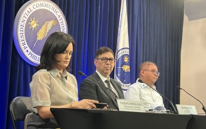 <p><strong>PALACE BRIEFING</strong>. Malacañang Press Briefer Daphne Oseña-Paez (left) holds a press briefing at the Palace with Finance Secretary Ralph Recto (center) and Agriculture Secretary Francisco Tiu Laurel Jr. on Tuesday (Sept. 24, 2024). During the press briefing, Recto said the government is expecting the inflation to ease further in 2025. <em>(PNA Photo by Ruth Abbey Gita-Carlos)</em></p>