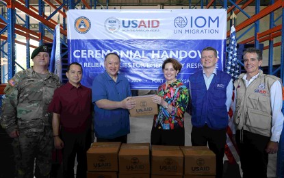 <p><strong>AID.</strong> US Ambassador MaryKay Carlson (3rd from right) leads the handover of emergency relief supplies to Defense Secretary Gilberto Teodoro Jr. (3rd from left) and OCD Undersecretary Ariel Nepomuceno (2nd from left). Also in the photo are USAID Philippines Mission Director Ryan Washburn (right), International Organization for Migration Philippines Head of Programs Euan McDougall (2nd from right) and US Embassy Senior Defense Official and Defense Attaché Col. Edward Evans (left). <em>(Photo courtesy of the US Embassy in Manila)</em></p>