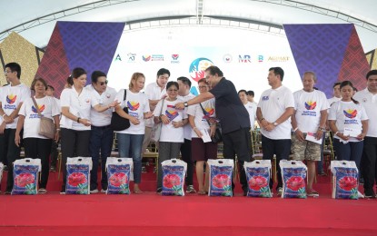 <p><strong>BAGONG PILIPINAS CARAVAN</strong>. Speaker Martin Romualdez leads the distribution of government assistance to indigent residents of Cavite under the Bagong Pilipinas Service Fair in Kawit, Cavite on Friday (Sept. 27, 2024). Romualdez said at least 120,000 residents benefited from cash assistance, scholarships, and livelihood programs worth PHP1 billion for Cavite province.<em> (Photo from House of Representatives)</em></p>