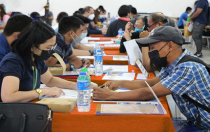 <p><strong>LIVELIHOOD OPPORTUNITIES</strong>. Lalamove staff assist PUV and PUJ drivers who wanted to avail of the on-demand delivery platform’s livelihood opportunities during the launching of its nationwide “Tuloy Biyahe Program: Tsuper Onboarding Roadshow” in Valenzuela City on Friday (Sept. 27, 2024). The program also offers car loan options through Lalamove Automotive. <em>(Photo from Lalamove)</em></p>
<p> </p>