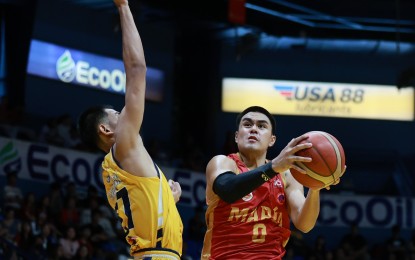 <p><strong>ONE- ON-ONE.</strong> Mapua University's Clint Escamis goes for the basket against Jose Rizal University's Ivan Panapanaan during the National Collegiate Athletics Association Season 100 men's basketball at FilOil EcoOil Centre in San Juan City on Sunday (Sept. 29, 2024). The Cardinals won, 88-81. <em>(Contributed photo)</em></p>