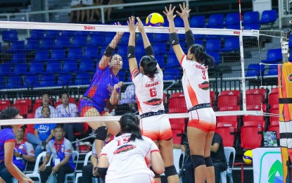 <p><strong>CHALLENGE.</strong> Arellano University's Laika Tudlasan takes on Emilio Aguinaldo College's Nicole Sayago (No. 6) and Rhea Magalona during the Shakey’s Super League Pre-Season Championship at Rizal Memorial Coliseum in Manila on Sunday (Sept. 29, 2024). The Lady Pirates won, 25-17, 25-16, 25-12.<em> (SSL photo)</em></p>