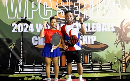 <p><strong>CHAMPIONS.</strong> Filipinos Bien Zoleta (left) and Johner Ombrezo on the podium after winning the gold medal in the mixed doubles 35+ Open category at the World Pickleball Championship (WPC) Series in Bali, Indonesia last Sunday (September 29, 2024). They beat Thailand's Piyapon Srirapan and Tarie Caouette, 21-18, in the final. <em>(Contributed photo)</em></p>