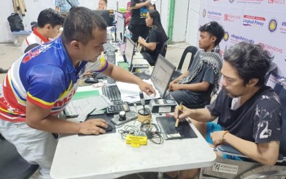 <p><strong>REGISTRATION.</strong> An election personnel assists a person with disability in taking biometrics at the registration site in Robinsons Galleria on Monday (Sept. 30, 2024). Comelec-7 spokesperson Omar Sharif Dilangalen Mamalinta said they observed a slower turnout of registrants this year but have seen a five percent increase since the last elections. <em>(PNA photo by John Rey Saavedra)</em></p>