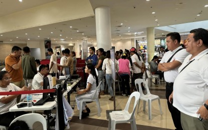 <p><strong>INSPECTION.</strong> Lawyer Lionel Marco Castillano (extreme right), the regional election director of the Negros Island Region, visits the Robinsons shopping mall in Dumaguete City, Negros Oriental province on Monday  (Sept. 30, 2024) during the last day of voter registration. The Comelec in Negros Oriental is all set for the filing of Certificates of Candidacy from Oct. 1 to 8. <em>(PNA photo by Mary Judaline Flores Partlow)</em></p>