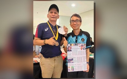 <p><strong>WINNER.</strong> Grandmaster Rogelio Antonio (left) with national arbiter Ranier Bonoan Pascual during the awarding ceremony of the GM Balinas Open at the Pavilion Mall in Mandaluyong City on Sunday (September 29, 2024). The tournament was held in honor of the late Rosendo Balinas Jr. <em>(Contributed photo)</em></p>