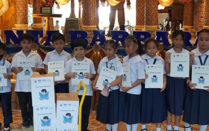 <p><strong>READING PROFICIENCY. </strong>Selected Grade 3 learners from various schools in Iloilo province receive their workbooks during a ceremonial ceremony at the provincial capitol on Monday (Sept. 30, 2024).  A total of 11 municipalities are recipients of workbooks distributed by the provincial government under the Proof of Concept (POC) initiative. <em>(Photo courtesy of Balita Halin sa Kapitolyo FB page)</em></p>