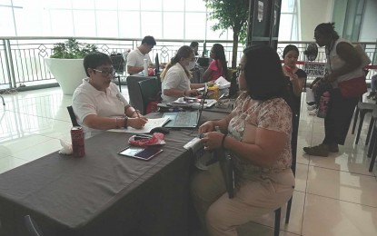 <p><strong>LAST DAY</strong>. San Jose de Buenavista election officer Johnna Catilo (left) assists an applicant during the last day of voter registration at Robinsons Place in San Jose de Buenavista on Monday (Sept. 30, 2024). She said more individuals registered on the last day. <em>(PNA photo by Annabel Consuelo J. Petinglay)</em></p>