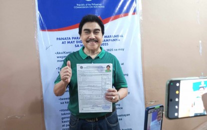 <p><strong>FIRST TO FILE.</strong> Former Bacolod City mayor Evelio Leonardia files his certificate of candidacy for congressman of the city’s Lone District before the Commission on Elections Monday afternoon (Oct. 1, 2024). Leonardia is seeking to return to politics after a failed reelection bid against incumbent Mayor Alfredo Abelardo Benitez in the May 2022 elections. <em>(PNA photo by Nanette L. Guadalquiver)</em></p>