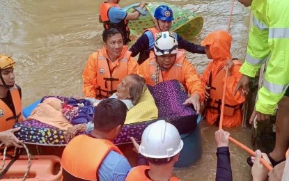 <p><strong>RESCUE</strong>. Search and rescue teams help evacuate a senior citizen in Batac City, Ilocos Norte on Monday (Sept. 30, 2024) amid the onslaught of Typhoon Julian. Ilocos Norte has been placed under a state of calamity due to the effect of the typhoon. <em>(Photo courtesy of Batac CDRRMO)</em></p>