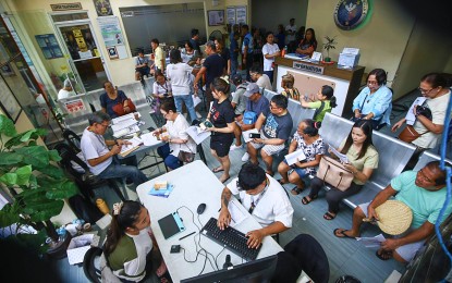 <p><strong>DEADLINE.</strong> Last-minute registrants beat the Commission on Elections' deadline at a satellite office in Barangay Batasan Hills, Quezon City on Monday (Sept 30, 2024). Filipinos will cast their votes in the May 12, 2025 midterm polls. <em>(PNA photo by Joan Bondoc)</em></p>