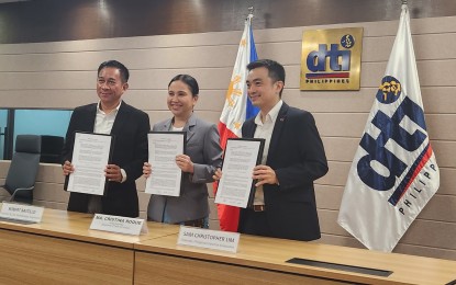 <p><strong>FRANCHISING LOAN.</strong> Department of Trade and Industry (DTI) Acting Secretary Ma. Cristina Roque (center), Small Business Corporation President Robert Bastillo, and PFA chair Sam Christopher Lim (right) hold their signed memorandum of agreement (MOA) during a signing ceremony at the DTI headquarters in Makati City on Tuesday (Oct. 1, 2024). The MOA aims to promote micro, small and medium enterprise development, especially through franchising. <em>(PNA photo by Kris M. Crismundo)</em></p>